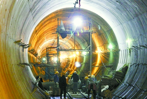 2012年12月30日，工人們?cè)谀纤闭{(diào)中線穿黃隧洞內(nèi)施工。