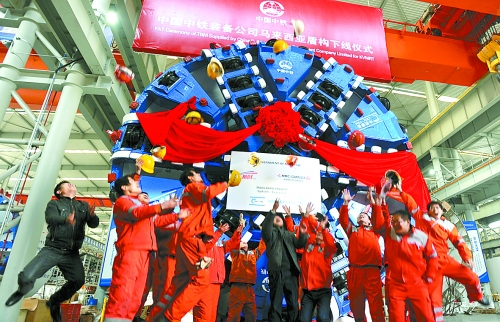 1月3日，由中鐵裝備公司設(shè)計制造的2臺中國中鐵盾構(gòu)在鄭州正式下線