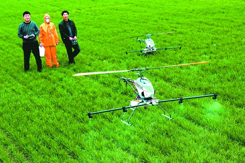 無人作業(yè)機(jī)一分鐘可為一畝地噴一升藥。