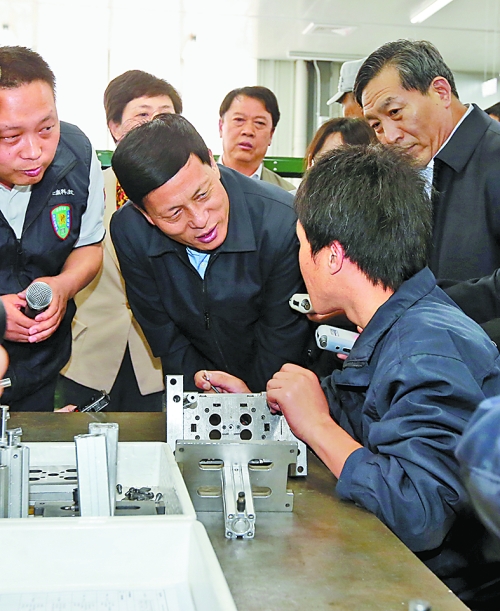 4月24日，省委副書記、省長(zhǎng)謝伏瞻在濟(jì)源虎嶺產(chǎn)業(yè)集聚區(qū)考察。