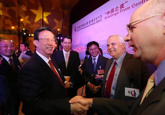 3月24日晚，省委書記、省長郭庚茂在參加中國發(fā)展高層論壇“中原之夜”活動時與外商親切握手交談。