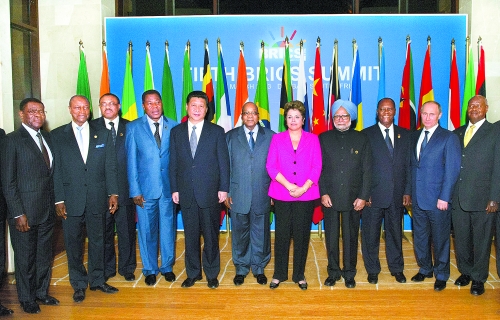 　3月27日，國家主席習近平在南非德班出席金磚國家領導人與非洲國家領導人對話會。這是與會領導人集體合