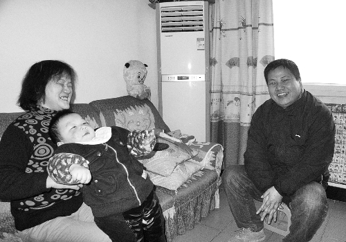 恩人找到了、飯碗保住了，張新明（右）與原竹青都開心地笑了。