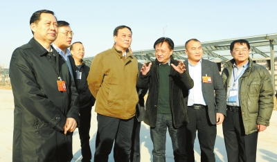 　　鄭州手拉手集團董事長賈長明（右三）向省農(nóng)業(yè)廳廳長朱孟洲（右四），省政府副秘書長、省政府駐京辦主任