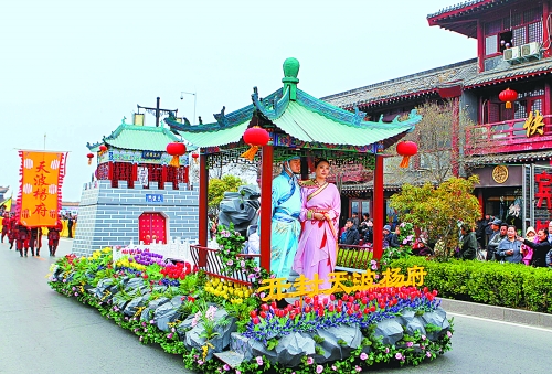 2013中國(開封)清明文化節(jié)舉行大巡游活動(dòng)。記者 鄧放 攝