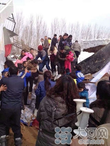 一高爾夫滑雪場發(fā)生坍塌 多名游客墜落 一高爾夫滑雪場發(fā)生坍塌 多名游客墜落