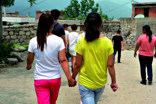 送記者離開時，姐妹倆一直手牽著手