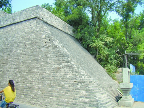 開封城墻修復(fù)過程中護(hù)坡植被清除 開封城墻修復(fù)過程中護(hù)坡植被清除