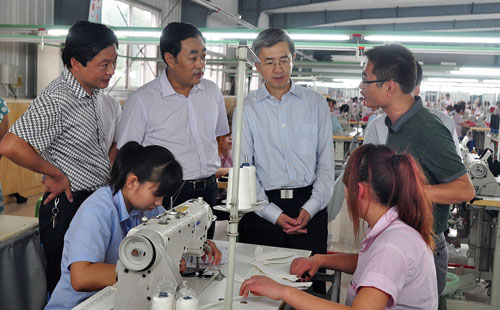 河南省委副書記鄧凱在濮陽(yáng)調(diào)研黃河灘區(qū)