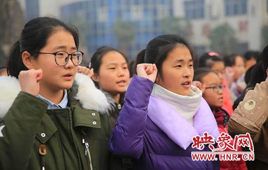 滎陽(yáng)美女警官進(jìn)校園普法演講 2600名師生收獲良多