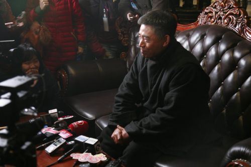 各路記者的長槍短炮對準(zhǔn)了《大河兒女》主演陳寶國。