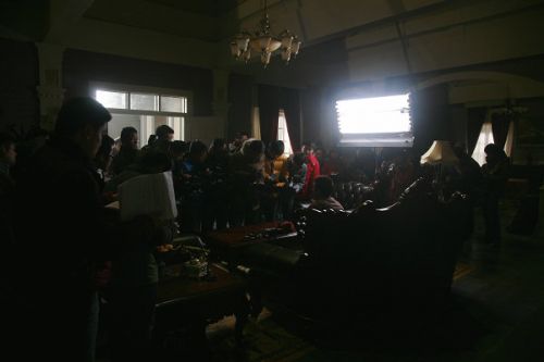 各路媒體記者探班《大河兒女》現(xiàn)場。