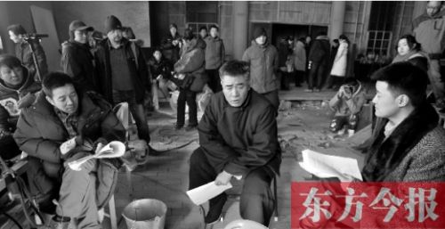 導(dǎo)演安建（左）、主演陳寶國(guó)等坐在一起說戲