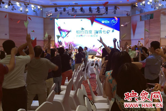 全場一齊放飛“愛情心愿紙飛機(jī)”,能不能飛進(jìn)“ta”的心里?