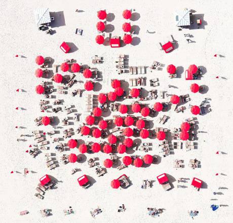 攝影師懸掛直升機(jī)外 千米高空拍海灘美景 攝影師懸掛直升機(jī)外 千米高空拍海灘美景