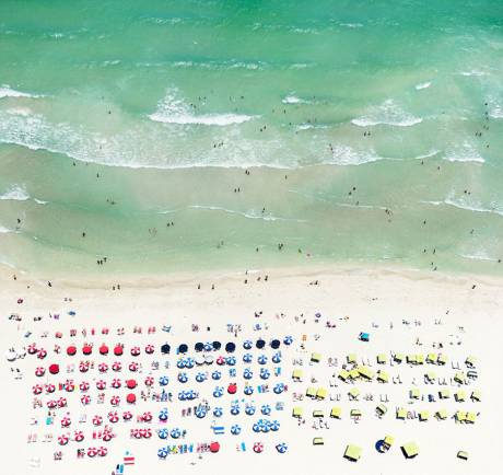 攝影師懸掛直升機(jī)外 千米高空拍海灘美景 攝影師懸掛直升機(jī)外 千米高空拍海灘美景