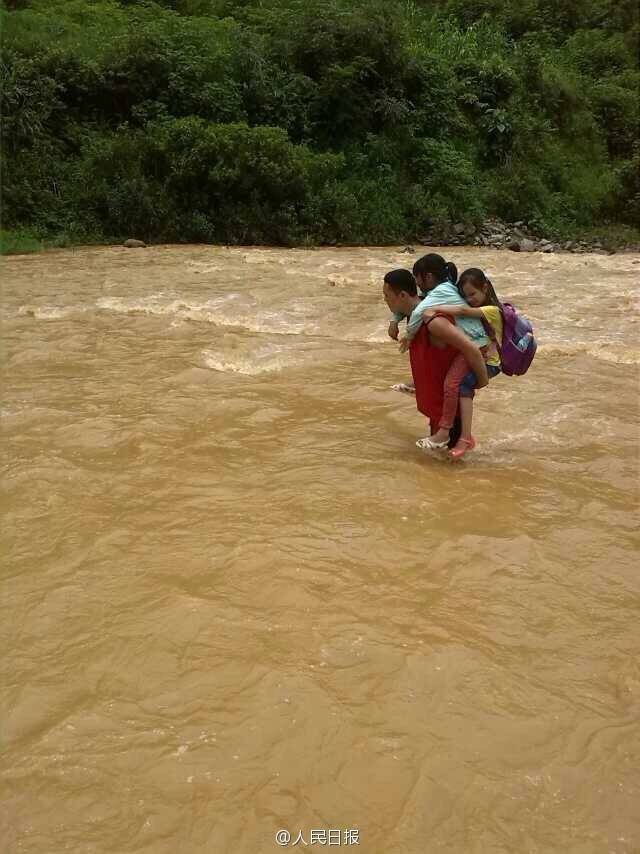 云南一小學老師常背學生過河上學 云南一小學老師常背學生過河上學