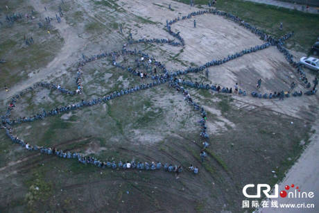 長春近千人湊成巨大愛心向女同學(xué)求愛