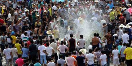 廣西舉辦鬧魚節(jié) 上萬人水塘抓魚 廣西舉辦鬧魚節(jié) 上萬人水塘抓魚