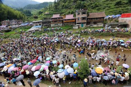 廣西舉辦鬧魚節(jié) 上萬人水塘抓魚 廣西舉辦鬧魚節(jié) 上萬人水塘抓魚