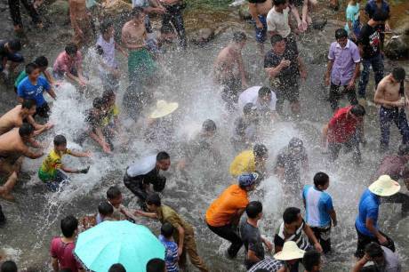 廣西舉辦鬧魚節(jié) 上萬人水塘抓魚 廣西舉辦鬧魚節(jié) 上萬人水塘抓魚