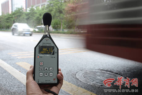 記者實地檢測廣場舞音響分貝 記者實地檢測廣場舞音響分貝