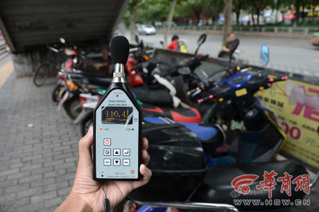 記者實地檢測廣場舞音響分貝 記者實地檢測廣場舞音響分貝