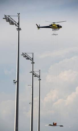 德鋼琴師乘“飛毯”翱翔天空 德鋼琴師乘“飛毯”翱翔天空