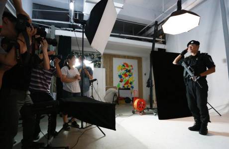 河南特警拍“拉轟大片” 河南特警拍“拉轟大片”