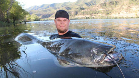 德國(guó)男子20分鐘捕獲2條巨大鲇魚(yú) 德國(guó)男子20分鐘捕獲2條巨大鲇魚(yú)