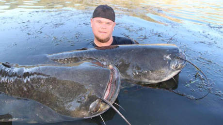 德國(guó)男子20分鐘捕獲2條巨大鲇魚(yú) 德國(guó)男子20分鐘捕獲2條巨大鲇魚(yú)