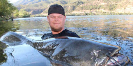 德國(guó)男子20分鐘捕獲2條巨大鲇魚(yú) 德國(guó)男子20分鐘捕獲2條巨大鲇魚(yú)