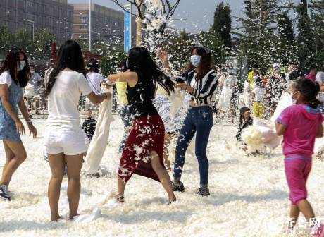 煙臺千人“枕頭大戰(zhàn)”迎中秋 煙臺千人“枕頭大戰(zhàn)”迎中秋