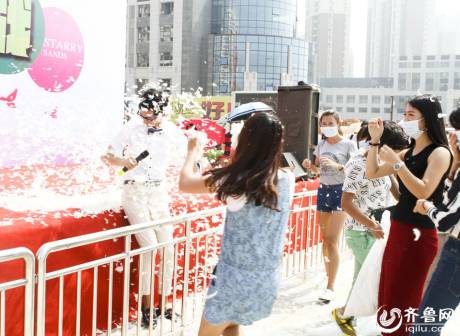 煙臺千人“枕頭大戰(zhàn)”迎中秋 煙臺千人“枕頭大戰(zhàn)”迎中秋