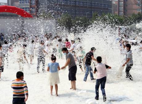 煙臺千人“枕頭大戰(zhàn)”迎中秋 煙臺千人“枕頭大戰(zhàn)”迎中秋