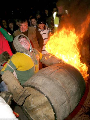 英國傳統(tǒng)比賽 選手扛“火桶”一路狂奔 英國傳統(tǒng)比賽 選手扛“火桶”一路狂奔