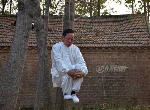 山東武術(shù)達(dá)人修煉“仙人掛畫” 山東武術(shù)達(dá)人修煉“仙人掛畫”