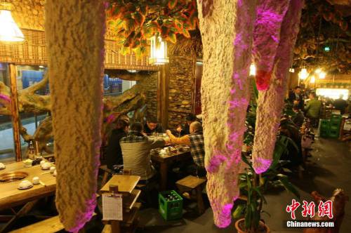 重慶現“溶洞”style火鍋館受追捧