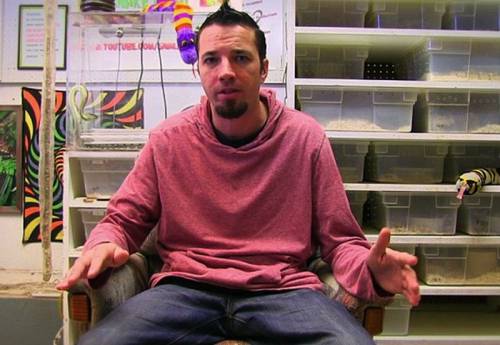 男子愛(ài)蛇如命 巨蟒與女兒們 男子愛(ài)蛇如命 巨蟒與女兒們