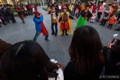 杭州老年舞蹈隊(duì)“雷人”走秀