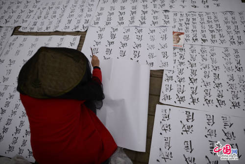 女子寫1000個(gè) 女子寫1000個(gè)