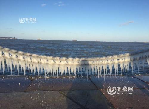 煙臺(tái)濱海廣場(chǎng)現(xiàn)冰凌美景 綿延千米 煙臺(tái)濱海廣場(chǎng)現(xiàn)冰凌美景 綿延千米