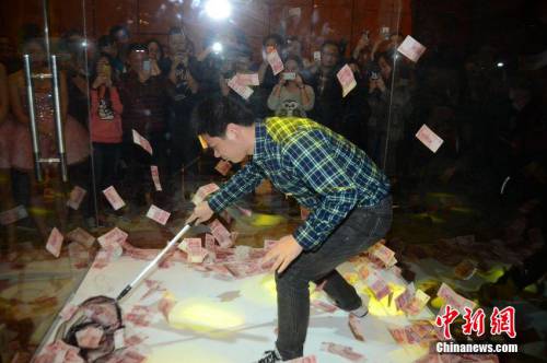 上海一企業(yè)年會(huì) 員工限時(shí)撈百元大鈔 上海一企業(yè)年會(huì) 員工限時(shí)撈百元大鈔