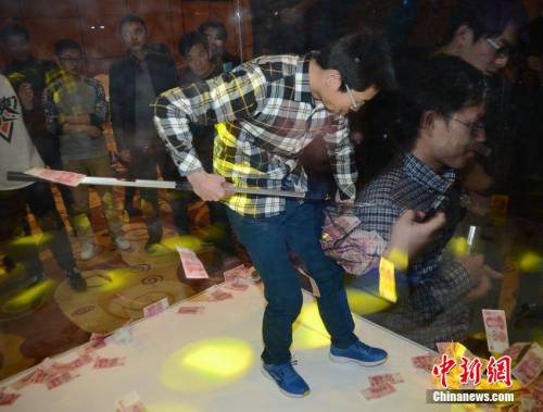 上海一企業(yè)年會(huì) 員工限時(shí)撈百元大鈔 上海一企業(yè)年會(huì) 員工限時(shí)撈百元大鈔