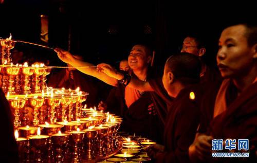 西安民眾點(diǎn)燃萬(wàn)盞酥油燈祈福新春