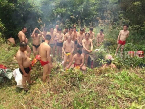 網(wǎng)曝廣西賓陽(yáng)男子集體裸上身穿短褲掃墓 網(wǎng)曝廣西賓陽(yáng)男子集體裸上身穿短褲掃墓