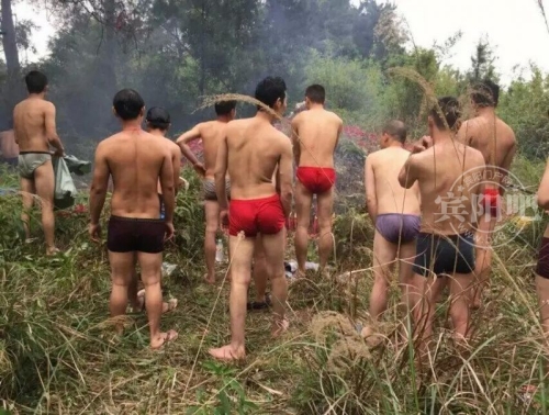 網(wǎng)曝廣西賓陽(yáng)男子集體裸上身穿短褲掃墓 網(wǎng)曝廣西賓陽(yáng)男子集體裸上身穿短褲掃墓