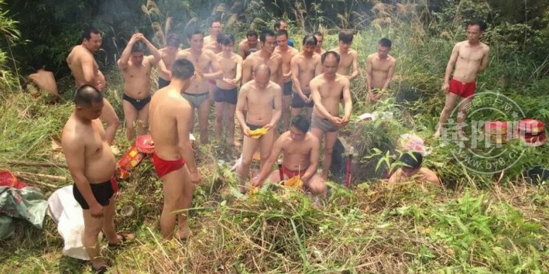 網(wǎng)曝廣西賓陽(yáng)男子集體裸上身穿短褲掃墓 網(wǎng)曝廣西賓陽(yáng)男子集體裸上身穿短褲掃墓