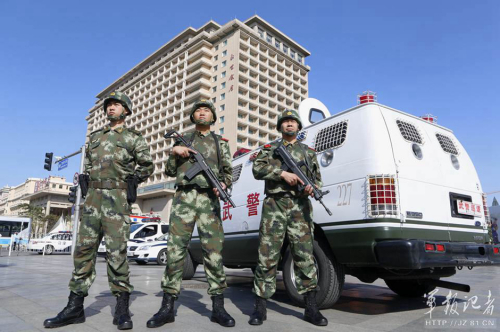 長(zhǎng)安街武警:全副武裝執(zhí)勤 最矮1米8 長(zhǎng)安街武警:全副武裝執(zhí)勤 最矮1米8