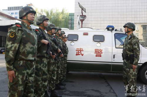 長(zhǎng)安街武警:全副武裝執(zhí)勤 最矮1米8 長(zhǎng)安街武警:全副武裝執(zhí)勤 最矮1米8